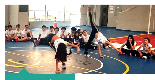 Alunos participam de aula de Capoeira