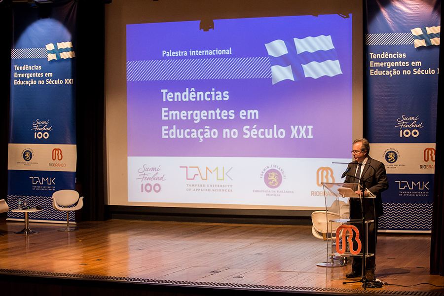 Seminário Internacional - Tendências Emergentes em Educação no Século XXI