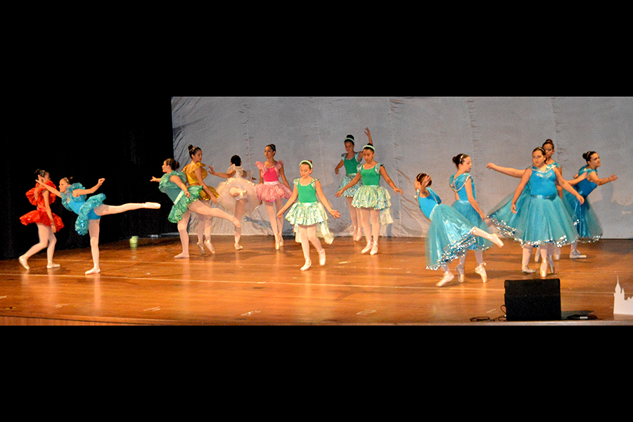 Ballet: alunos apresentam espetáculos inspirados na Cinderela
