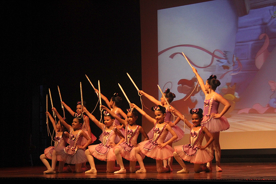Ballet: alunos apresentam espetáculos inspirados na Cinderela