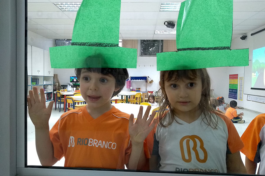 Crianças comemoram o St. Patrick’s Day e ampliam repertório de Inglês - Granja Vianna