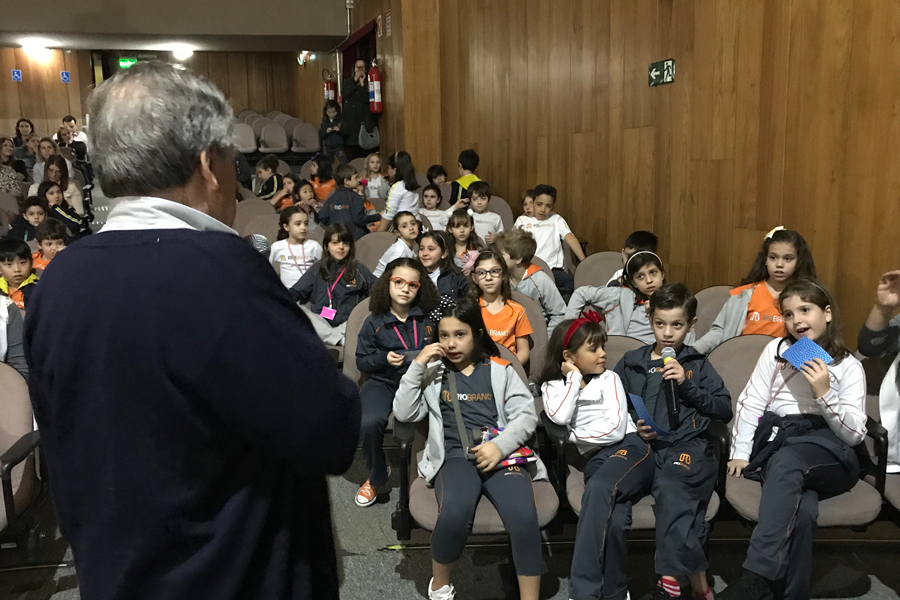 Autor Pedro Bandeira conversa com alunos