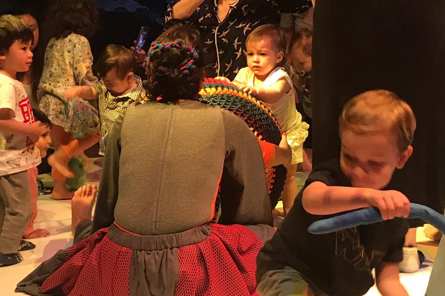 Espetáculo Linhas encanta bebês, crianças e pais