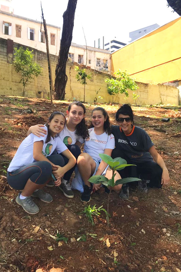 Grupo Reaja apoia ação de reflorestamento de canteiro na Avenida 23 de Maio