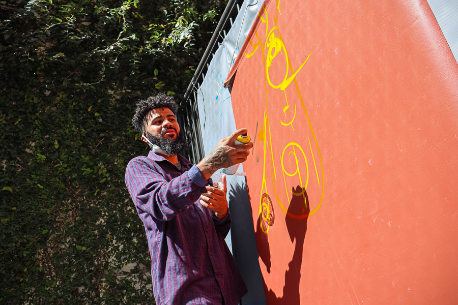 Graffiti e arborização poética: alunos conversam com artista Rafael Rasmoke 
