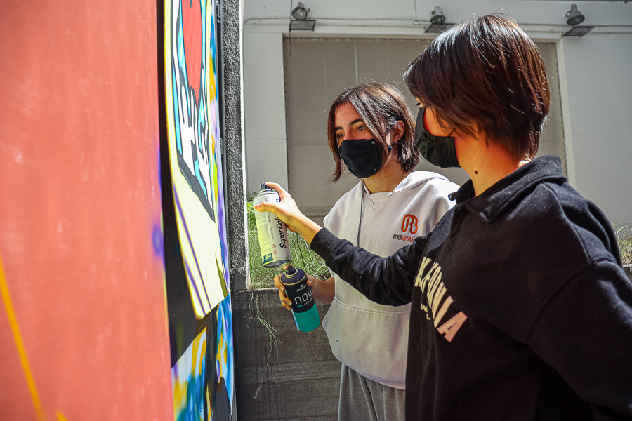 Graffiti e arborização poética: alunos conversam com artista Rafael Rasmoke 