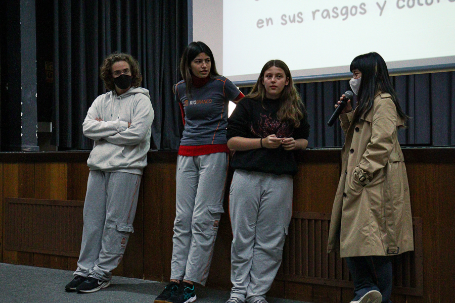 Exposición oral: alunos do 9º ano fazem apresentação em espanhol para alunos do 6º ano