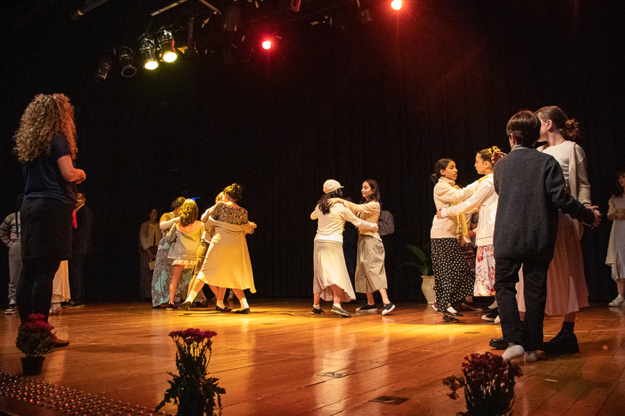 Grupo de Teatro Rio Branco apresenta releitura de clássico de William Shakespeare