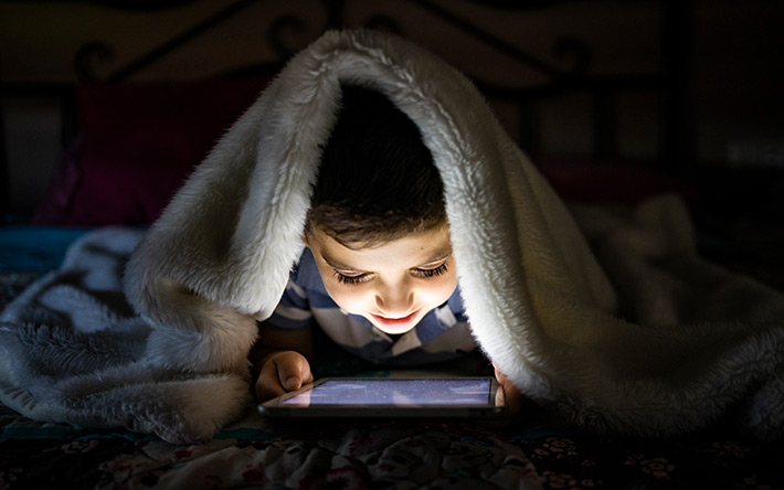 Como os pais podem ajudar os filhos a não abusarem do uso de celulares, games e internet durante a pandemia